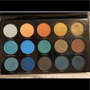 Cenote HipDot eyeshadow palette with 15 colors. New.